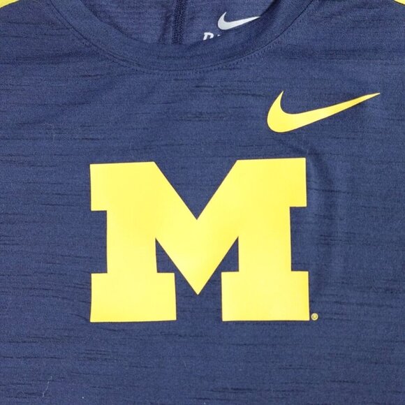 University of Michigan T-shirt Medium Blue Nike Curved Hem Dri-Fit - Picture 1 of 8